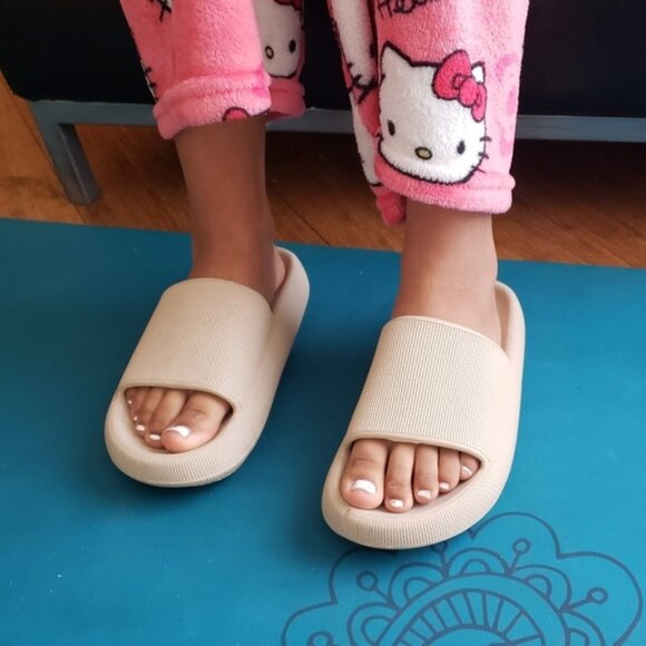 5 With A Bundle Womens Beige Slide Sandals - Picture 7 of 7